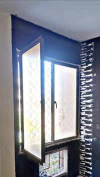 تحويل فتحة شباك الصالة للداخل ليتسنى وضع اطار مانع ذباب مع عمل فتحات ل...