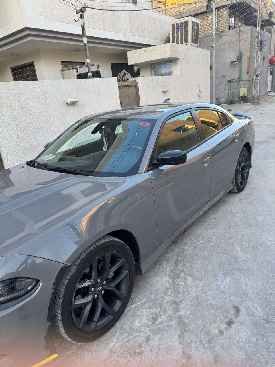 للبيع: دودج تشارجر 2023 SXT (محدثة GT) - بسعر مغرٍ!
فرصة رائعة لامتلاك سيارة دودج تشارجر 2023 بمظهر الـ GTالرياضي الجذاب، وبسعر ممتاز مراعياً للملاحظات الموجودة. السيارة بحالة جيدة جداً من الداخل والمحرك، وممشاها قليل.

التفاصيل الأساسية:
 • النوع والموديل: دودج تشارجر SXT، موديل 2023.
 • التحديث: تم تحديث الشكل الخارجي بالكامل إلى فئة GT.
 • المسافة المقطوعة (الممشى): 18,000 كيلومتر فقط (قابل للزيادة الطفيفة).
 • السعر المطلوب: 220 ورقة (21,500 دولار أمريكي)، قابل للتفاوض البسيط جداً بعد المعاينة.

حالة السيارة (بكل شفافية):
تم فحص السيارة في مركز المندلاوي، والتقرير مرفق للإطلاع على جميع التفاصيل. الملاحظات الرئيسية هي:
 • صبغ وفتح: الصدام الأمامي والخلفي، والجاملغ الأمامي الأيمن (مفتوح + صبغ).
 • تعديل: تعديل بسيط في بداية الشاصي الأمامي الأيمن (كما هو موضح بالتقرير).
 • ملاحظات أخرى: وجود بعض الرجعات والشخوط المتكحلة في أجزاء متفرقة، وتكمات داخلية بسيطة.
 • المحرك والكير والتبريد: ممتازة وبحالة الوكالة (شرط الفحص).
السيارة جاهزة للاستخدام اليومي، ومناسبة جداً لمن يبحث عن موديل حديث بسعر اقتصادي ويتقبل وجود الملاحظات المذكورة.

للتواصل والمعاينة:
 • رقم الهاتف: *********** (اتصال أو واتساب).
