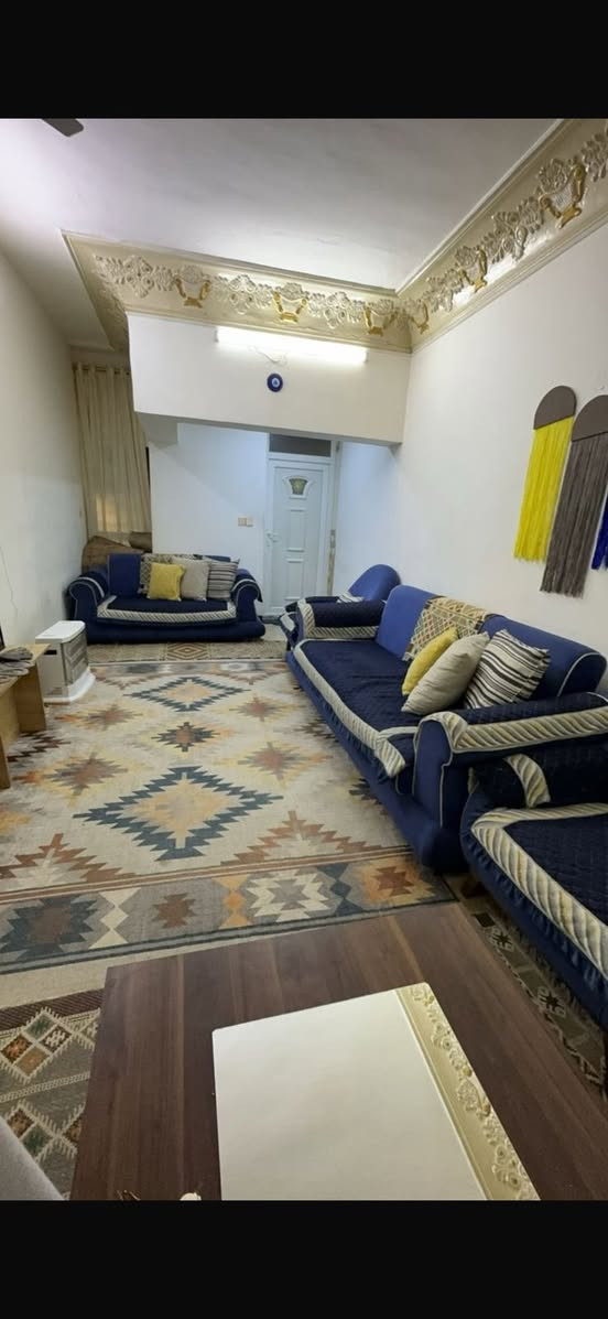 بيت 120 متر طابقين
الطابق الارضي 3 حمامات +صالة+مطبخ+غرفة نوم +حوش
الطابق الثاني 4 غرف +سطح 
العنوان بغداد الكرخ حي الاعلام شارع البدالة قرب مدرسة العلم 
هاتف ☎️ ***********
