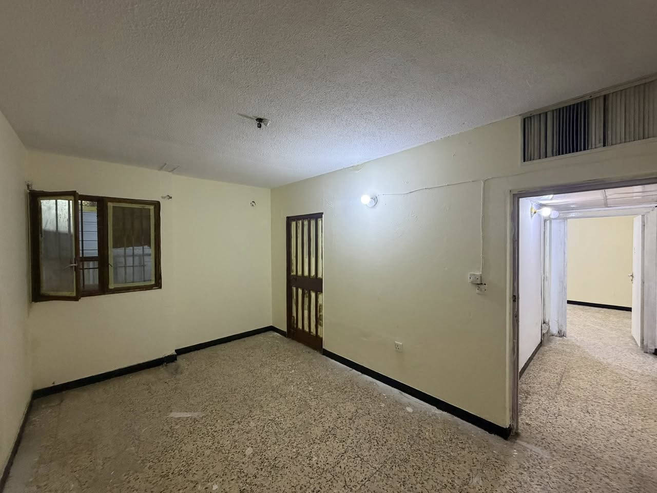 شقه للبيع طابق ارضي بالعمارات الجديدة قرب المدرسه والروضة الأطفال والأسواق  متكونه من اثنين غرف نوم واستقبال وصاله كبيره ومخزن عدد 2ومنور قياس 4'في 4ومطبخ وصحيات  وساحة خارجيه الشقه جاهزه من كلشي فارغه حاليا نظيفه جدا للاستفسار عن السعر وباقي التفاصيل  الاتصال ***********
