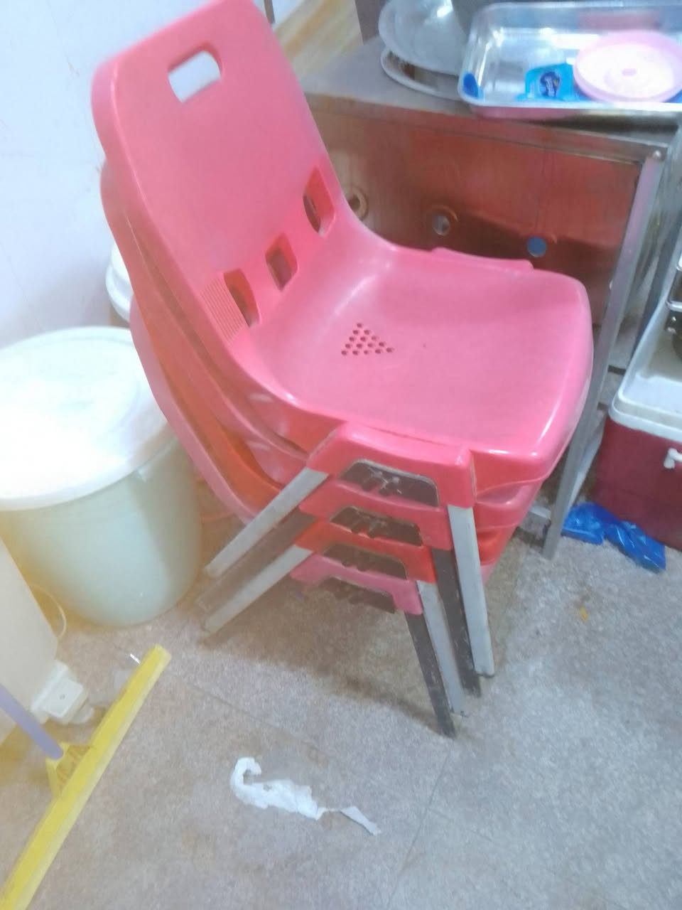 12 كرسي
ب100 الف 

العنوان بغداد رحمانية الجعيفر 
***********
