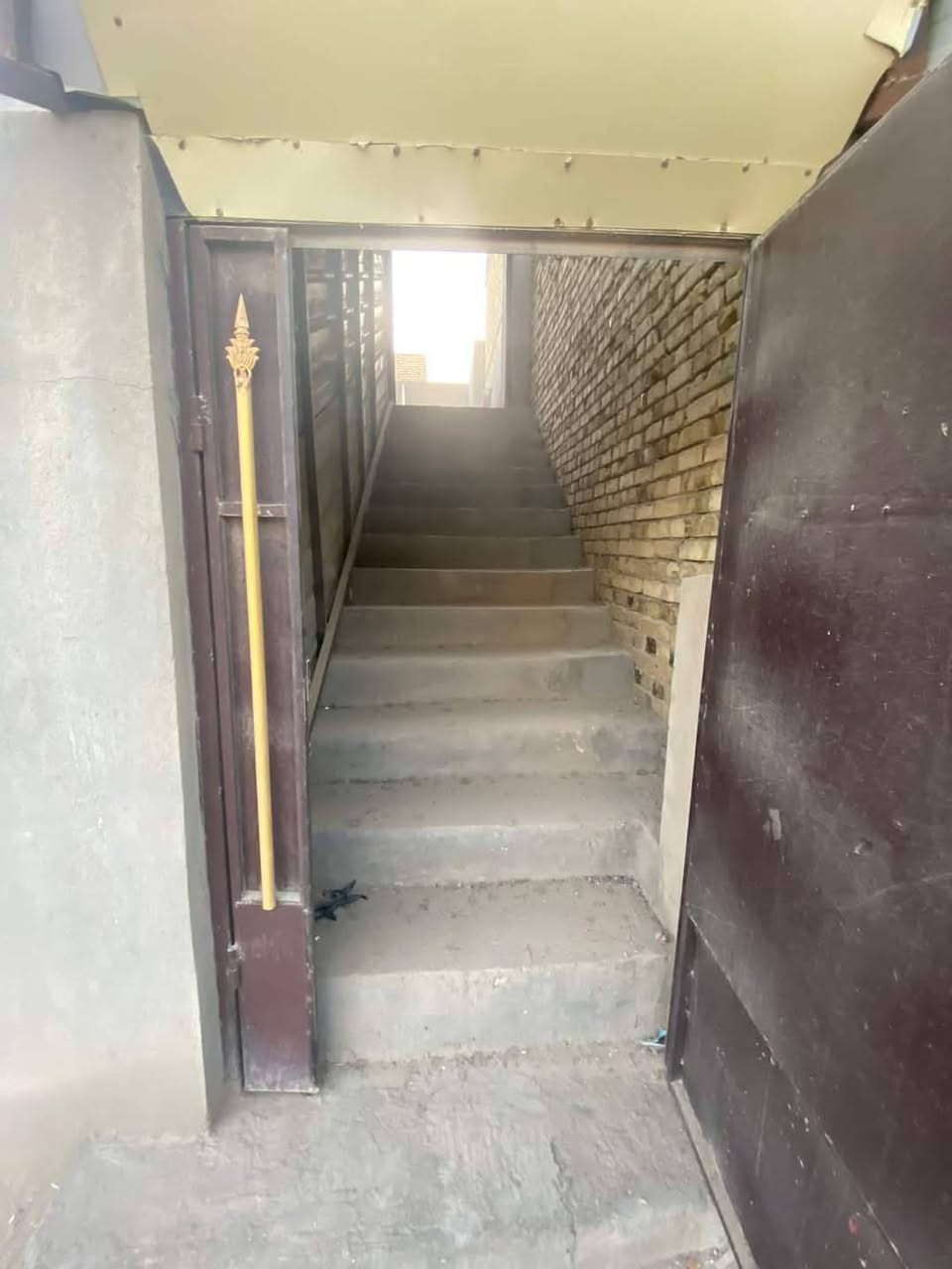 ‏🛑 دار سكني  للبيع 🛑نقد و مبادره
‏المنطقة :  حي الحضارة منطقة النسر 🚩
‏
‏المساحه :  200   ✅  
‏                                      
‏التفاصيل :  طابقين  بيت + شقة 
‏البيت : غرفتين  ومطبخ وصالة واستقبال وصحيات 
‏وطابق ثاني ( الشقة ) ❌ غرفتين نوم وصالة وصحيات وسطح 
‏
‏ملاحظه (البيت محد ساكن بي تسليم فوري عند الشراء) 
‏
‏للاستفسار 
‏ الاتصال على الرقم
‏***********
