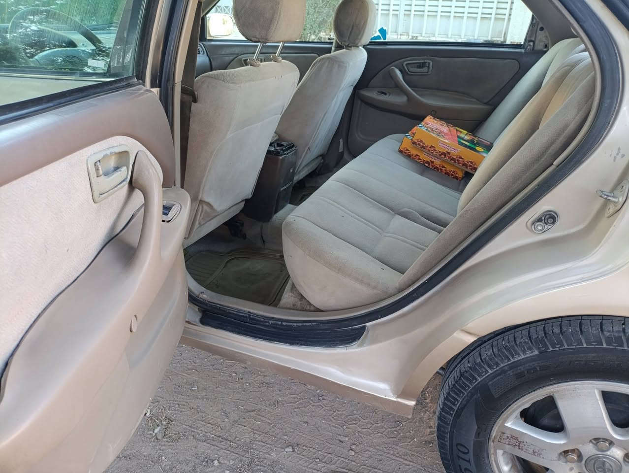 السلام عليكم عندي كامري موديل 2000 رقم بغداد انكليزي تبريد شغال صدر خلفي وامامي جديد السيارة جاهزة بيها نواقص بسيطة وبيها المحرك بي خيط تبخير بيها مكانات صبغ ابيع حزام
سعرها 65 وبيها مجال بسيط مكانها بغداد حي الخليج دور مجلس النواب 
 ***********
***********
