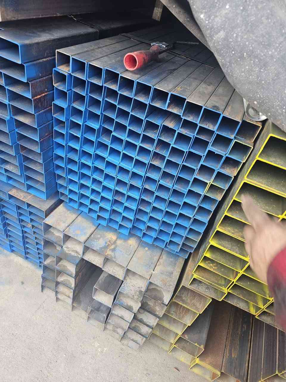 سلاو بەرێزان ئەم مێزانەم دروست کردووە بە بۆری ١.٦٠ ملیمی گەڤەنایز درێژی ٣.٦٦ م پانی ١.٤٨ م بۆ کارگەی خەیاتی یان هەر کەسێک بیەوێت بڕینی لە سەر بکات ٢ دانەی بۆ فرۆشتن کێ ویستی پەیوەندم پێوە بکات 
***********
