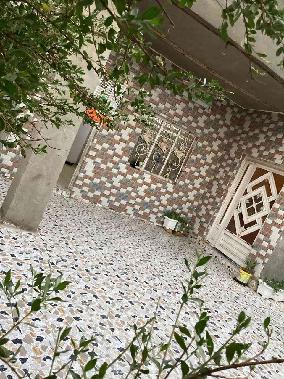 بيت  طابو مساحته 200 طابقين .بي  اربع  غرف  وركن ومقابيله مدرسه ومنتزهه مكان حي الحريه 
***********
***********
