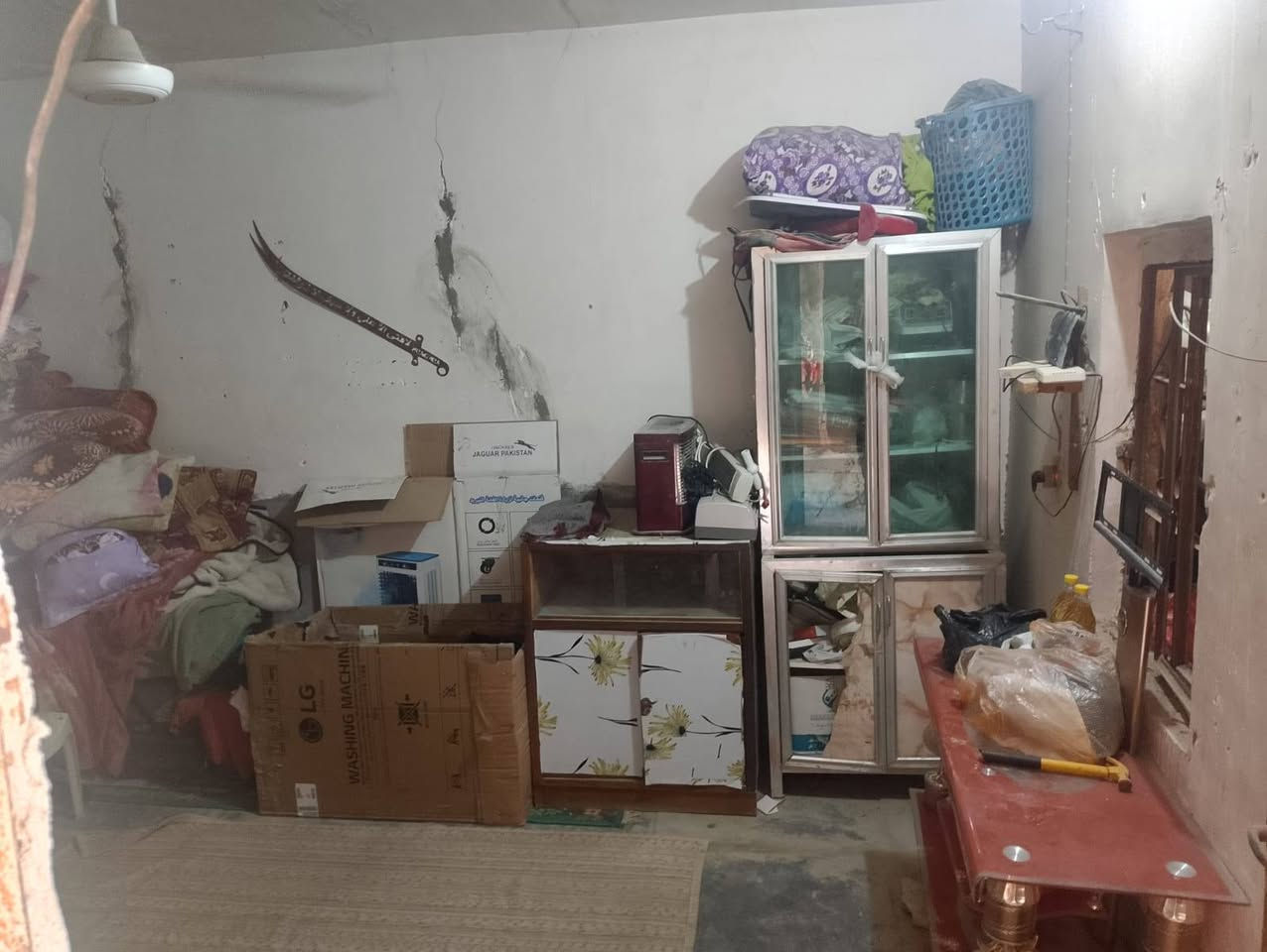 بيت تجاوز للبيع بشارع سالم الصالة سكف سندويج غرف ثنين كبار وصحيات ومطبخ ومخازن ثنين صغار المساحة 100 متر لسعر 5 وذا تريد اراسلك اكتب تعال خاص اني اراسلك وهاذة رقمي وبي وتساب ***********
