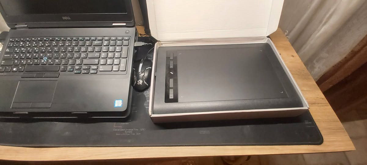 السلام عليكم 
تاب رسم حجم كبير 
Acepen AP1060 🎨

- المميزات الرئيسية:
- مساحة عمل كبيرة 10×6 بوصة
- قلم سلبي (لا يحتاج لشحن)
- 8 مفاتيح اختصار قابلة للتخصيص
- معدل تقرير 266 RPS ودقة 5080 LPI
- المواصفات:
- الأبعاد: 357×240mm/14′′×9.45′′
- ارتفاع القراءة: 10mm
- دقة الحث: ±0.01mm
- واجهة الدعم: USB 2.0
- التوافق:
- ويندوز 10/8/7 والإصدارات الأحدث
- ماك أو إس X 10.10 أو أحدث
- أندرويد 6.0 أو أحدث (يتطلب محول OTG)
- الاستخدامات:
- الرسم والتصميم الجرافيكي
- التعليم عبر الإنترنت
- الرسوم المتحركة
- الوسائط المتعددة
- الأعمال التجارية
- الاستخدام الشخصي


**إذا كنت صاحب هذا الإعلان وتريد حذفه لأي سبب، رجاءا أرسل رسالة إلى الدعم الفني**