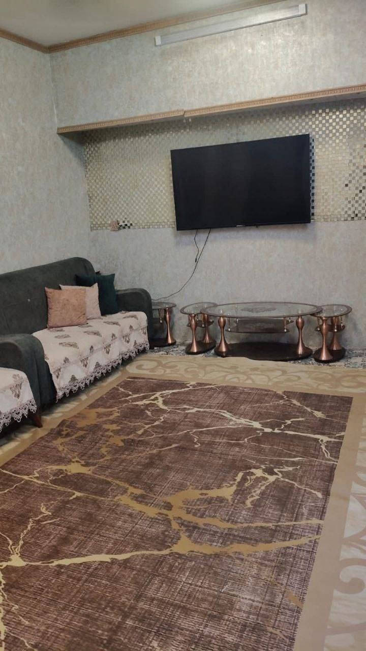 الدار للبيع في حي جميلة الاولى
المساحة 91.5
الواجهه6.70
النزال14
الطابق الاول غرفه سويت مع حمام ومطبخ حار ومطبخ بارد واستقبال وغرفة جلوس وحمام خارجي
الطابق الثاني ثلاثة غرف نوم مع حمام وسطح وبيتونه وغرفه مخزن في الطابق الثالث 
البيت بناء 2014 
الاستفسار خاص او واتس ***********
