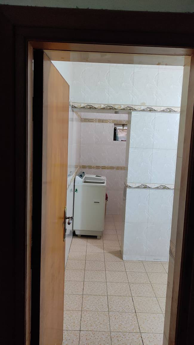 بيت للبيع...... طابقين يحوي الطابق الاول على غرفتين واستقبال ومطبخ ومجمع صحيات وكراچ سيارة اما الطابق الثاني يتكون من اربع غرف ومجمع صحيات 
الموقع // الاسكان قرب ناصر شليوش وجه البيت يطل على السايدين 
المساحة // ٢٩٦م واقع حال ٣١٣م للتفاصيل والاستفسار الاتصال بالرقم الموجود ***********/***********يوجد واتساب

