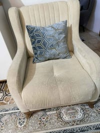 قنفة • كرسي • خلف المكتبة المركزية