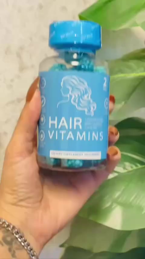مكمل Hair Vitamins (فيتامينات الشعر) على شكل Gummies نباتية.
، تحتوي العلبة على 60 حلوى

Omega-3 🐟🌱 (مهم لتغذية بصيلات الشعر ودعم صحة فروة الرأس).

Vitamin B12 (فيتامين ب12 يساعد في تكوين كريات الدم الحمراء وبالتالي تحسين وصول الأوكسجين والعناصر الغذائية إلى بصيلات الشعر).

Vitamin C (مضاد أكسدة مهم لإنتاج الكولاجين الذي يدعم قوة الشعر).

Vitamin D (يدعم نمو الشعر ويقوي المناعة).

✅ الفوائد :
تقليل تساقط الشعر.
دعم نمو شعر صحي وكثيف.
تقوية الأظافر أيضاً (بسبب الفيتامينات).
تحسين نضارة البشرة (نتيجة احتواءه على فيتامين C وD).
المنشأ أسبانيا الأصلي 🇪🇸


**إذا كنت صاحب هذا الإعلان وتريد حذفه لأي سبب، رجاءا أرسل رسالة إلى الدعم الفني**