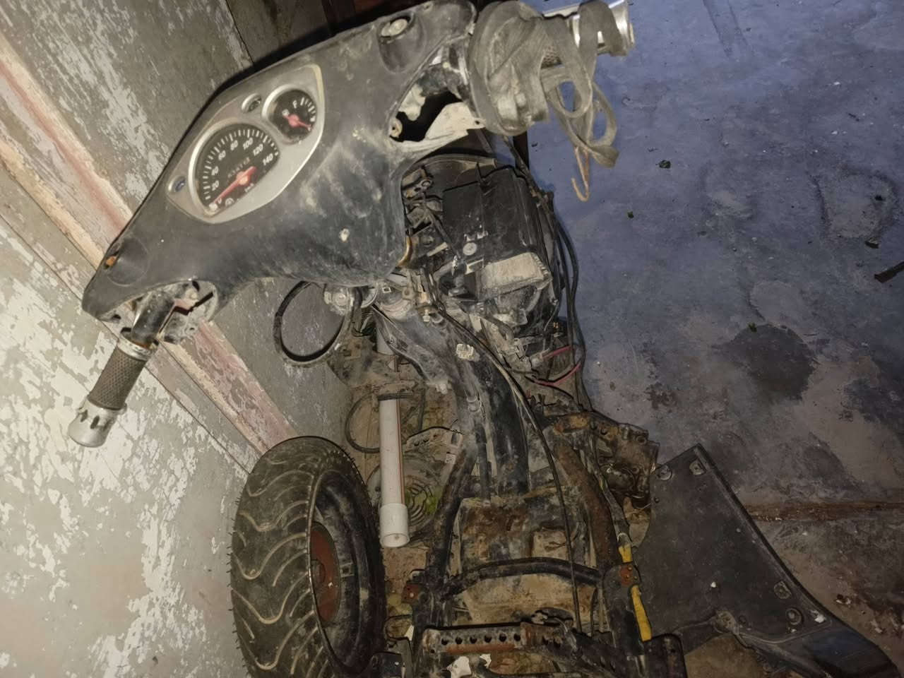 سلام عليكم شباب دراجتين للبيع بسعر دراجة ماكو هيج سعر كومكو رايسنك 150 نواقص خفيفة دراجة تكطع نار ومرات تشتغل تاركها والثانية سكنس نثية ناقصها بوشة وبستم وكلج امامي وكفرات خارجية مابيها ثنينهن ب165 وبيهن مال قليل للشراي مكانهن بغداد بوب الشام ليريدهن هذا رقمي *********** وان شاءالله ماقصر ويا
