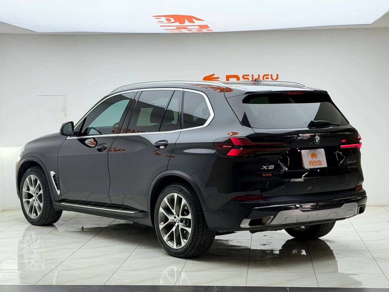 الفخامة الالمانية🔥🔥 
⚜️BMW X5 2024⚜️
بي ام دبليو اكس فايف ٢٠٢٤
كلين تايتل 

مواصفات Xdrive 40i
(خمس كامرات-عرض معلومات علي الزجاج الامامي-مقاعد جلد و تدفئة -سقف بانورامي-اربع انظمة قيادة-مقاعد خزن ميموري)

مكينة ٦سلندر+توربو حجم ٣.٠لتر
ماشية 53,000 ميل و بحالة جداً ممتازة 

السيارة كلين مكفولة كفالة عامة
رقم كاتي تترقم شمالي
مكفولة من كير و محرك و كهربائيات

و ب سعر(495$) ورقة و بيها مجال للطيبين

مكان السيارة

دهوك -معرض ارشف R-Shev
رقم51 من معارض التيرمينال 

***********
*********** دهوك, العراق
