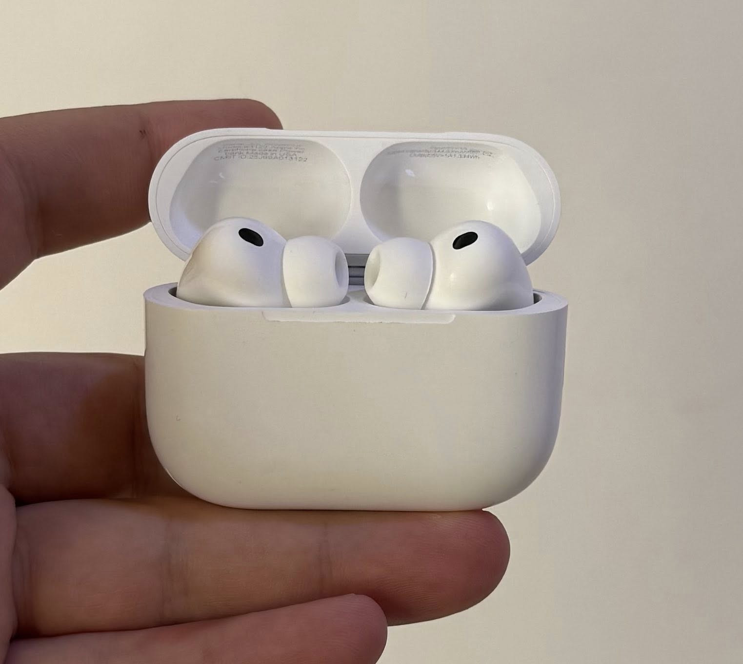 شباب Air pods pro 3 (الجيل سابع )
باله أمريكيه ( اصلية ) مستعمل بس نظافتها 95% 
ممفتوح ولا مصلح بلادي ، #صوت_قوي #عزل رهيب #تدعم خاصية #ترجمة #قياس #نبضات #القلب . وياه حافظة مع كيبل كتان قطني الأصلي هدية ، بيع مستعجل بدون ربح بسبب وصول حاويه جديدة السعر 30 الف 
واتس اب ***********

