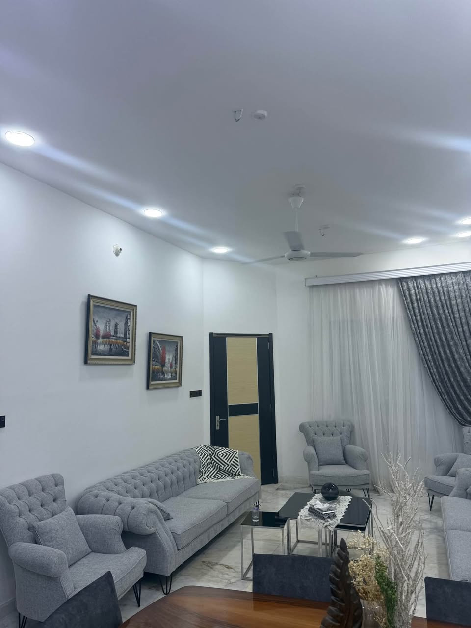 بيت 200متر للبيع بناء حديث طابق ونص غرفتين وصاله ومطبخ وصحيات واستقبال الطابق الثاني سويت وصاله في حي الجامعه اول شارع خلف معهد النفط على شارع رئيسي مقابل ساحه للاتصال  *********** عمارة, ميسان
