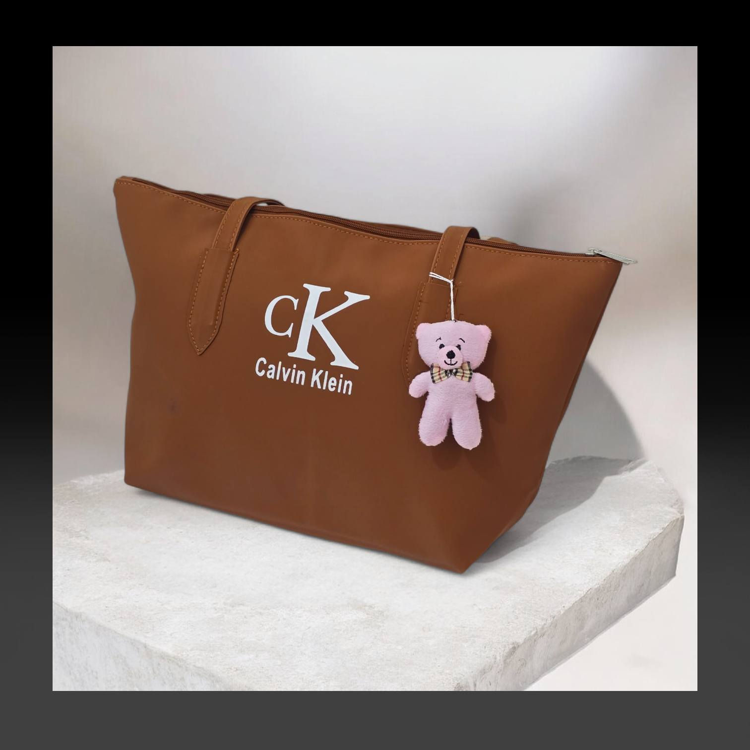 توت باك حجم كبير 
السعر نار 🔥 🔥 #ب٨ الف قطعتين #ب١٥ 
التوصيل لكل محافظات العراق صار #ب٣ الف فقط 

متوفره حسب الالوان المرفقه في الصور ❤❤❤

#اذا_حبيتي_تكون_اطلالتج_مميزه راسلينا ع البيج 
او الاتصال ع الرقم ✅️***********✅️

  #التوصيل لكل محافظات العراق صار   (٣) الف فقط
