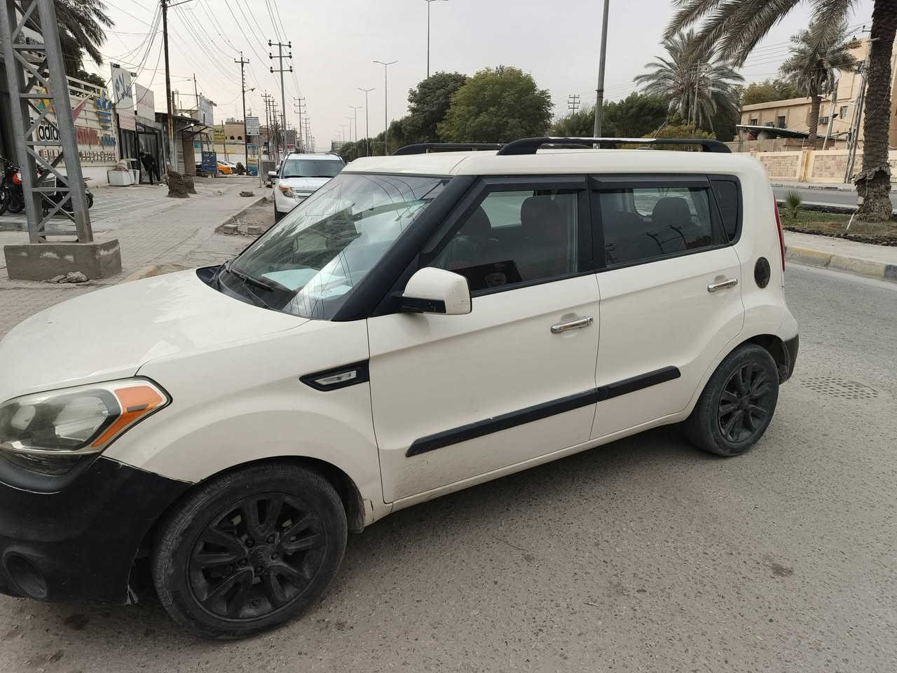 للبيع كيا سول Kia Soul موديل 2013
معروض للبيع كيا سول 2013 بنظافة عالية، سيارة عملية واقتصادية ومطلوبة بالسوق، :
المواصفات:
+محرك 1600 GDI اقتصادي وقوي
+ماشيه 39 الف
+گير أوتوماتيك / تبديل ناعم بدون مشاكل
+تشغيل من خلال المفتاح
+كاميرا خلفية 
+تحكم ستيرن كروز كونترول
+ستائر هواية (Airbags)
+مانع انزلاق ABS
+تبريد ثلج
+سنترلوك
+تحكم دريكسيون
+AUX / USB
+جناح خلفي
+رنجات 16
+بصمة أبواب 
مميزات السيارة:
اقتصادية جداً بالبنزين
هيچباك واسعة ومناسبة للعائلة
صيانة رخيصة وقطع متوفرة
كيا سول معروفة بالتحمل والقوة
حالة السيارة:
بدون أي مشاكل ميكانيك
تايرات جيدة
فحص شامل موجود عند الطلب
السعر: (88) 
الموقع: (كربلاء - جامعة السبطين)
للاستفسار والتواصل ***********.
