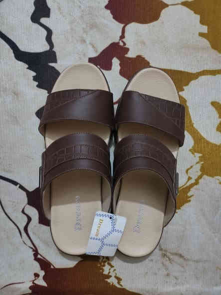 خطواتك تستحق الراحة والأناقة! ✨👞
جدد مظهرك مع هذا الموديل المميز الذي يجمع بين التصميم العصري والراحة القصوى. شحاطات رجالية ، تتميز بتفاصيل جلدية أنيقة ونعل مريح يدعم قدمك طوال اليوم.
💰 السعر: 15,000 دينار عراقي فقط!
🚚 والتوصيل مجاني لباب بيتك!
📩 للحجز والاستفسار، راسلنا عبر الخاص.
او عبر الرقم ***********
 ملاحظة: سيتم نشر  باقي الموديلات في التعليقات
