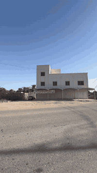 بنايةتجارية على الشارع العام للبيع مساحه 190متر  10 × 19
اربع محلات جوة وبيهن حمامات اثنين 
والطابق الاول بي اربع غرف وحدة كلش جبيرة ومطبخ وحمامات اثنين
والطابق الثاني بي بس غرفتين
الواجهة مغلفة فلين والمحلات بيهم سقائف كيسبان / طريق المهدي مداور أسهم   ***********
