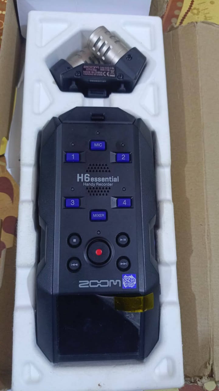 زوم صوت h6 اربع مسارات سعر ٣١٠ الف
📌 إعلان بيع: جهاز تسجيل الصوت الاحترافي Zoom H6essential
​للبيع جهاز التسجيل الاحترافي Zoom H6essential (الجيل الأحدث)، الجهاز معروف بجودته الجبارة وسهولة استخدامه في الاستوديوهات أو في المواقع الخارجية.
​✨ أهم المواصفات والمميزات:
​تقنية الـ 32-bit Float: هذه الميزة الخرافية تعني أن الصوت مستحيل "يقطع" أو "يشوش" (No Clipping). سواء كان الصوت همساً خفيفاً أو انفجاراً عالياً، الجهاز يلقطه بدقة كاملة دون الحاجة لضبط مستويات الصوت (Gain) مسبقاً.
​نظام تسجيل 6 مسارات (6-Tracks): يتيح لك تسجيل حتى 6 قنوات صوتية منفصلة في نفس الوقت، مما يجعله مثالياً للمقابلات، البودكاست الجماعي، أو تسجيل الآلات الموسيقية.
​كبسولة مايكروفون X/Y قابلة للفصل (مرفقة): الكبسولة الموجودة بالصورة تمنحك التقاط صوت ستيريو محيطي ونقي جداً، وتتحمل مستويات صوت عالية تصل إلى 135 dB SPL.
​شاشة ملونة: شاشة LCD ساطعة وواضحة تعرض لك مستويات الصوت والموجات بدقة أثناء التسجيل.
​مداخل احترافية: يحتوي على 4 مداخل من نوع XLR/TRS Combo لربط المايكروفونات الاحترافية أو الآلات الموسيقية.
​يعمل كـ Audio Interface: يمكنك توصيله بالكمبيوتر أو الموبايل واستخدامه ككرت صوت مباشر للبث أو التسجيل.
​📦 محتويات العرض (حسب الصورة):
​مسجل الصوت الرئيسي Zoom H6essential.
​كبسولة المايكروفون الستيريو القابلة للفصل (XYH-6e).
​غطاء أو قطعة الحماية العلوية.
​الكرتون الأصلي ودليل التشغيل السريع 

***********
