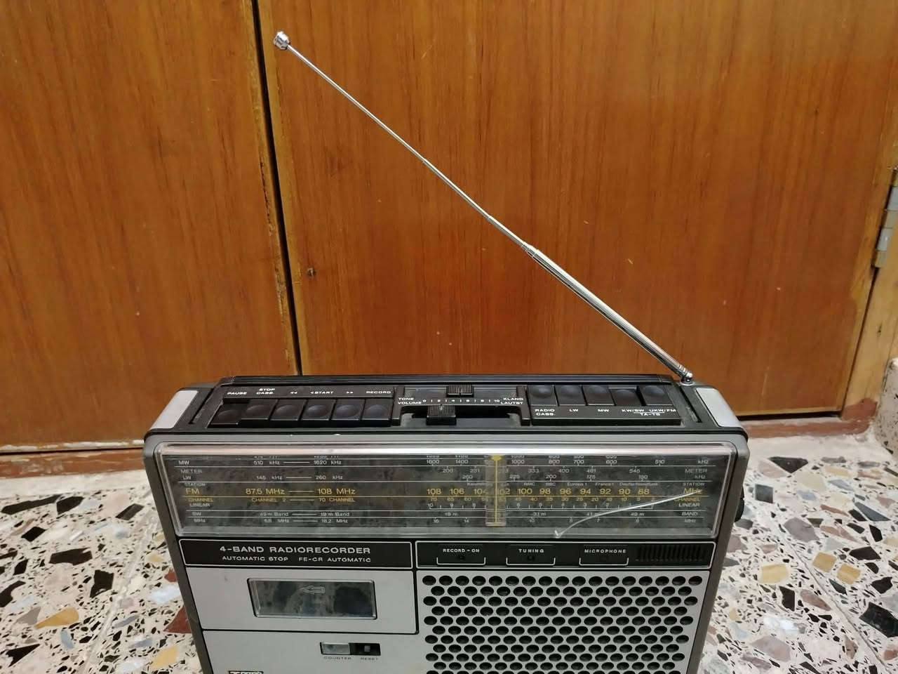 السلام عليكم ورحمة الله وبركاته
اخوتي الطيبين ،
متوفر راديو مسجل الماني الصنع ماركة Itt RC2500 غني عن التعريف لان شركة معروفه للجميع بتميزها وجودة صناعتها 
يحتوي على اربع موجات Fm mw sw Lw
الراديو شغال وسحب قوي جدا بس المسجل بي خلل يمكن يحتاج قايش اوترتيب ، وزن الجهاز ثقيل ، الجهاز نظيف جدا ، السعر  ٧٠  ألف اي سؤال مراسلة الخاص رجاء عنواني النجف الاشرف وتحياتي للجميع


**إذا كنت صاحب هذا الإعلان وتريد حذفه لأي سبب، رجاءا أرسل رسالة إلى الدعم الفني**