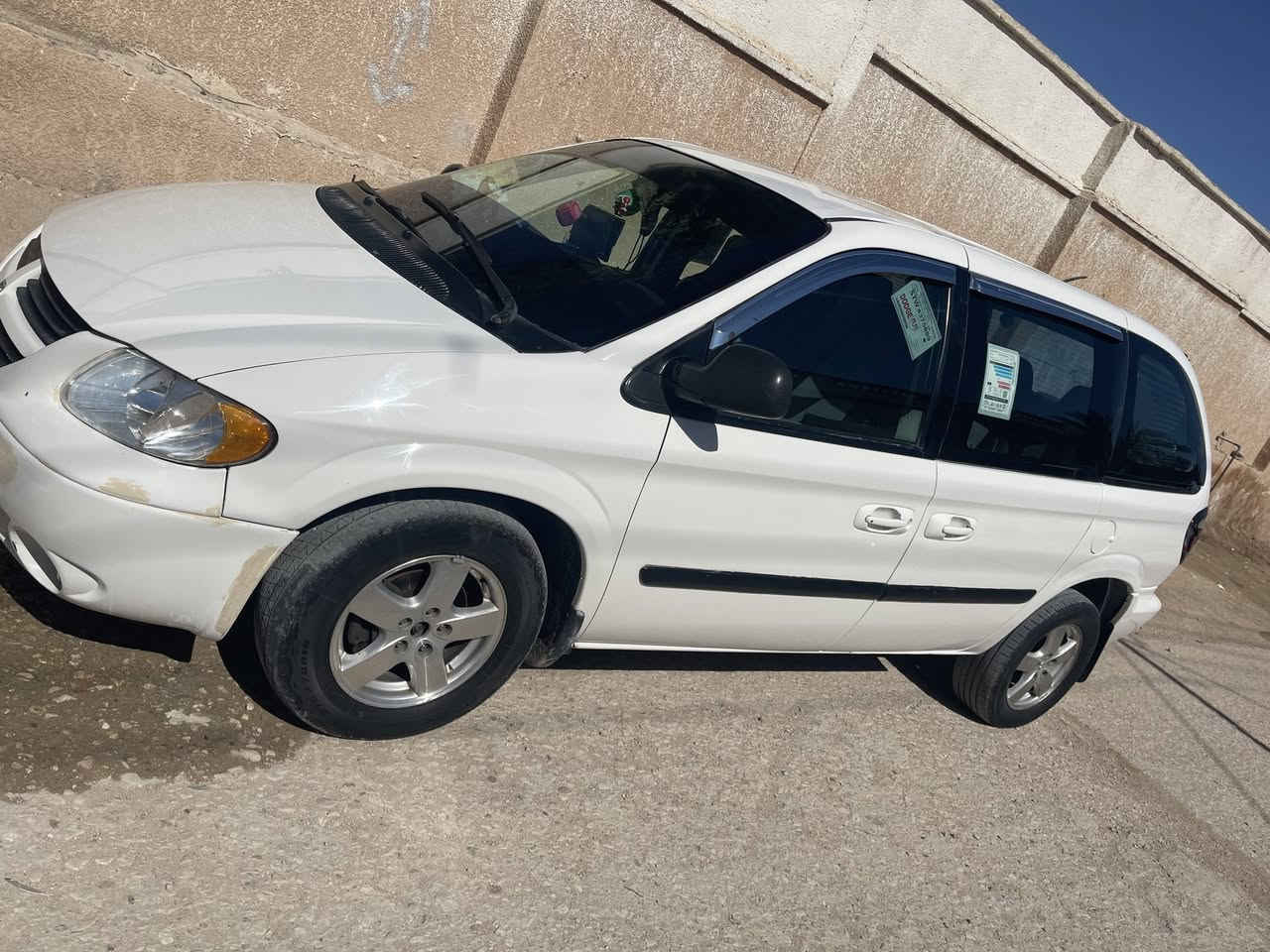 السلام عليكم
دوج كرفان 
موديل ٢٠٠٧
الرقم بغداد انكليزي بسمي 
محرك 3300 بيه خيط تبخير
تبريد قطعه وحده شغال 
تدفئه شغاله
السعر 72 وبي مجال 
الاتصال ***********
صدر امامي خلفي جديد 
تخم تايرات جديد
مصبوغه حزام
