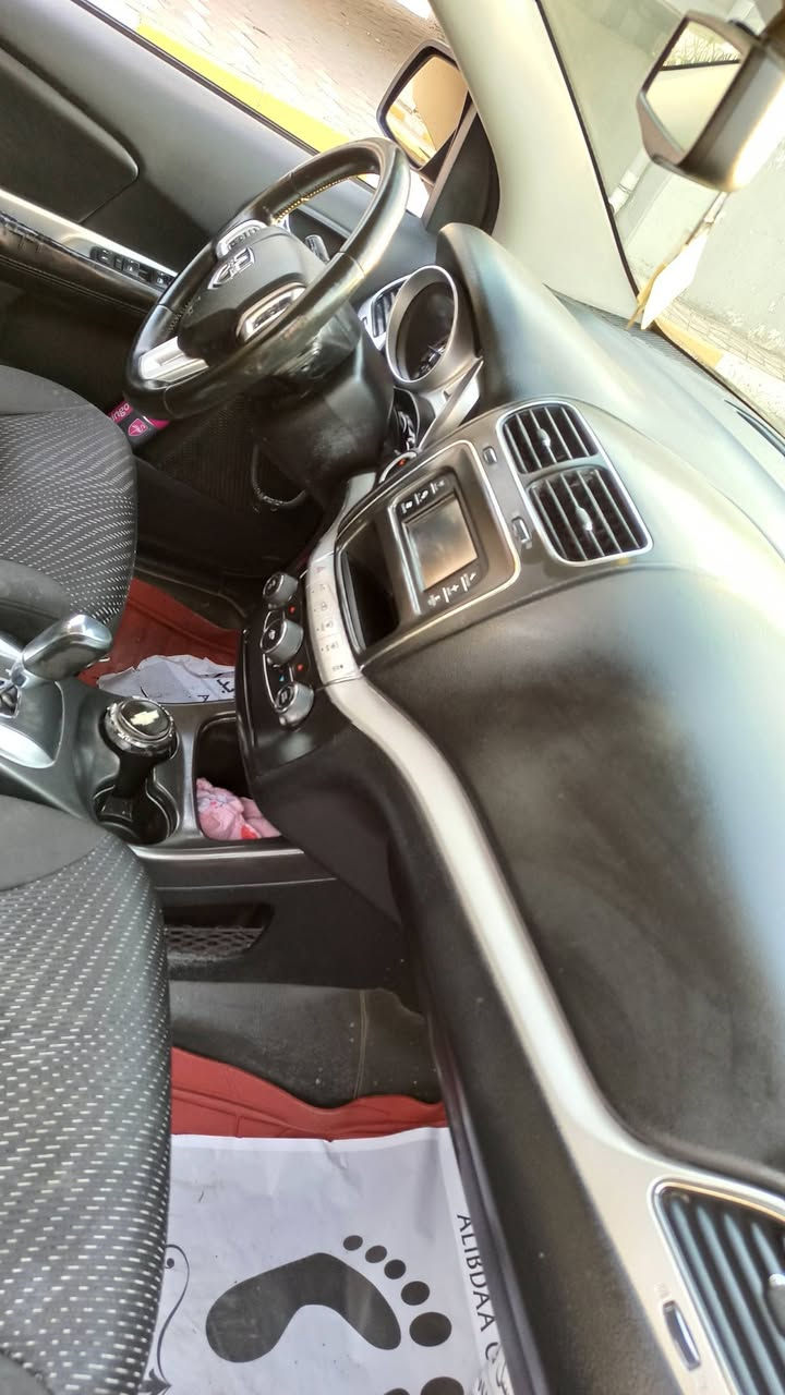 دوج جورني 2017
تبريد مركزي 
7راكب 
ایرباكات كلها سلیمة بچم كبس
رقم و سنوية جدیدة لحد 2030 + دفتر بنزين
رقم سلیمانیة 

ضررها : جامرلغ عكس السائق صبغ و نص الباب 
السعر :126 وبي مجال 
مكان السیارة: كركوك
للٲتصال:***********
