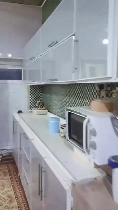 بيت للايجار المسافه 160متر الموقع الحبوبي قرب معرض الوطني للمبايل يحتوي على 5 غرف وثلاث صالات وستقبال  ومطبخ كبير مزود بكاونتر  وطارمه وصحيات داخليه وخارجيه ومناور اضافه الى جهزه تبريد نوع سبلت عدد 3 عندما توجد النضافه يزدهر المكان بالراحة للتفاصيل أو الاستفسار اكثر 
***********
