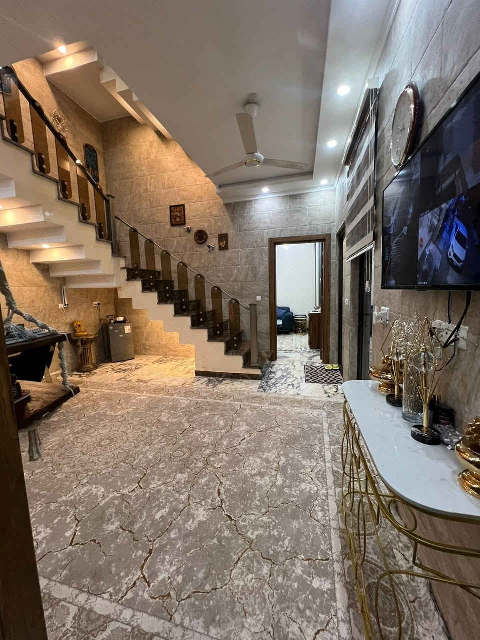 للبيع مشتمل مساحة 108م بناءحديث درجة اولى في زيونة

الواجهة 7م                   النزال15،5م  4غرف نوم

يحتوي ط الارضي على مطبخ استقبال حولي غرفة نوم وخدمات

ط اول غرفتين نوم سويت وخدمات ط ثاني غرفة وخدمات 

شارع سكني هادء الموقع زيونة محلة718

لمزيد من الاستفسارات الاتصال على الرقم الآتي:

☎️ *********** / شركة الجوهرة 💎

او زيارة موقع الشركة الكائن في:

📍 زيونة - محلة 710 - شارع القاعة الملكية - مقابل جسر الأمانة

🔍الشركة مجازة رسمياً من غرفة تجارة بغداد - إستثمر بأمان 🔎

📝 نستقبل كافة طلباتكم وعروضكم وعلى مدار الساعة ⏱️

"اتصل بالجوهرة والي تريده تبشره"💎
