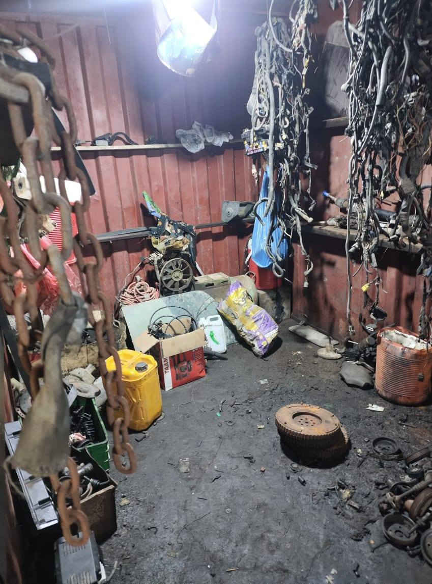 سلام عليكم حاويه طول 6 متر مكاني بصره ابو الخصيب مكلف بنشر هذا رقم راعيها شراي يتصل ***********
