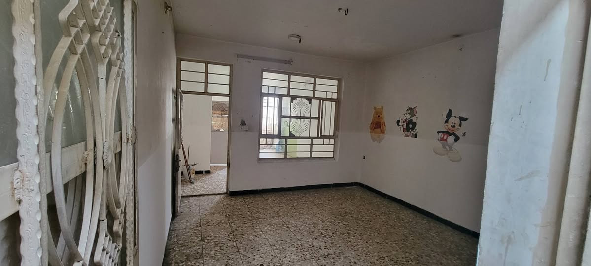 السلام عليكم
شقة اللإيجار  المساحة ٧٥ متر طابق الثاني ،ام الكبر والغزلان شارع العام 
الإيجار  شهري ٢٥٠ الف بالشهر  بدون دلالية 
الاتصال ***********
