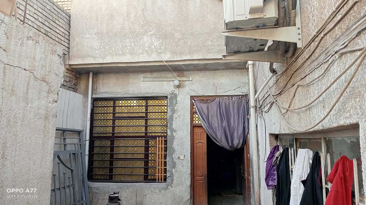 بيت قطاع 49 قريب عل خدمي بدربونه مساحه 144م بناء نص صب وعكاده يحتاجه تصليحات بناء غرف عدد 5معه صاله وستقبال وحوش سعر 150بي مجال بسيط رقم الهاتف ***********وصل 145مابيع بيت فارغ بسم شخص مو مورثه سعره معقول وزين
