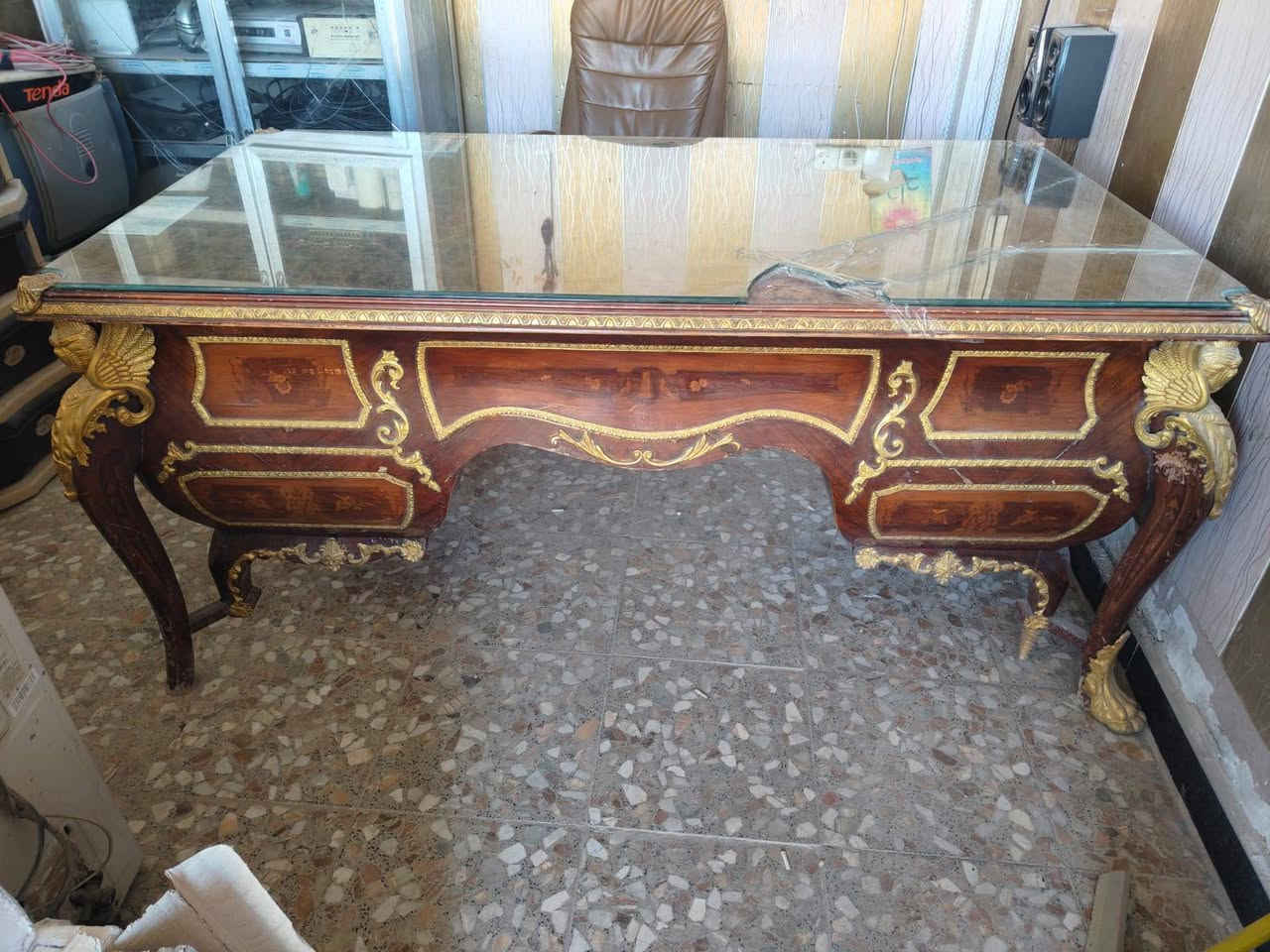 ميز مكتبي خشب زان مصري الاصلي شغل درجه اولى 
السعر 150 العنوان ورديه خارج ***********
