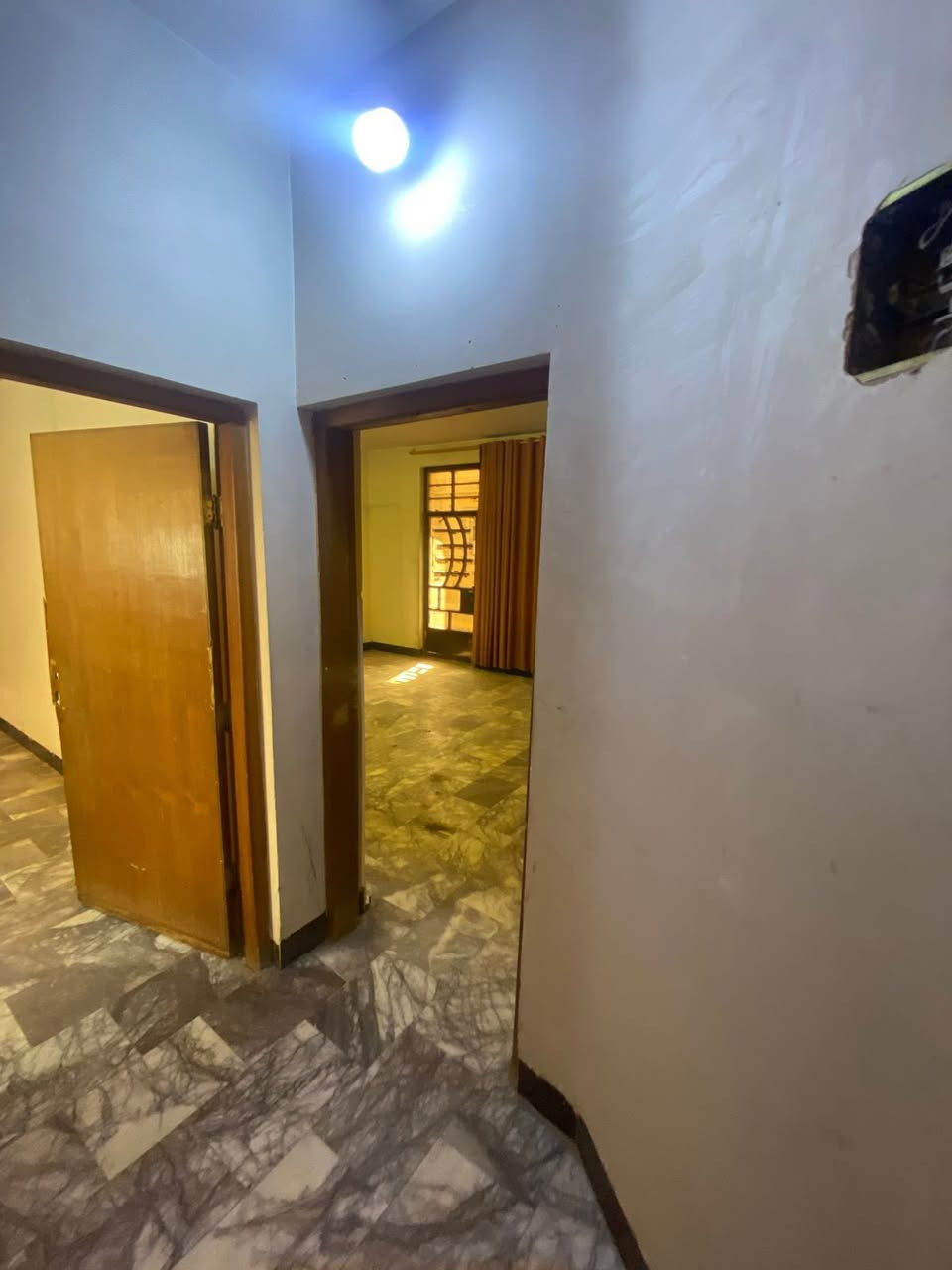 السلام عليكم 
دار للبيع ملك طابو صرف بغداد الغدير م706 قرب أسواق ياسر حياوي داخل قيصريه  واقع حال 120 مساحه110 واجه 10 نزال 12 بناء مسلح 2015 يحتوي 4 غرف نوم واصاله ومطبخ وهول حولي غرفه ارضيه وخدمات 2
 السعر 250مليون تواصل 
***********
