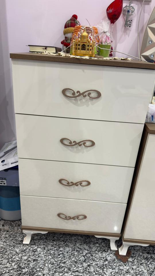 غرفة اطفال نظيفة جدا للبيع بسبب الانتقال لغير مكان سعرهة مليون وبيهة  مجال للاستفسار على هذا الرقم ***********
