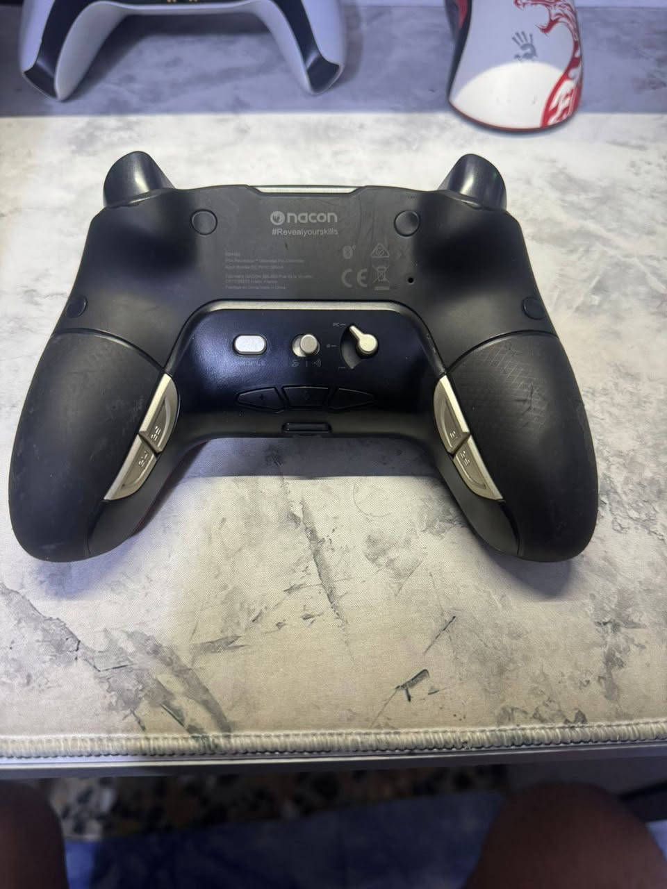 🔥 للبيع – جوستك Nacon Revolution Pro Controller إصدار Call of Duty 🔥 مستخدم قليل حبايب 
🎮 جوستك احترافي أصلي من Nacon إصدار Call of Duty المميز.
✅ مناسب للبلايستيشن 4 والبي سي (PC).
✅ بيه أزرار خلفية قابلة للتخصيص.
✅ تحكم احترافي وسرعة استجابة عالية.
✅ يجي وياه القطعة الأصلية ولحافضه
✅ حالته نظيفة وشغال بدون مشاكل.
📍 تجي تفحصها يمي وتدلل
💰 السعر: 60 الف


**إذا كنت صاحب هذا الإعلان وتريد حذفه لأي سبب، رجاءا أرسل رسالة إلى الدعم الفني**