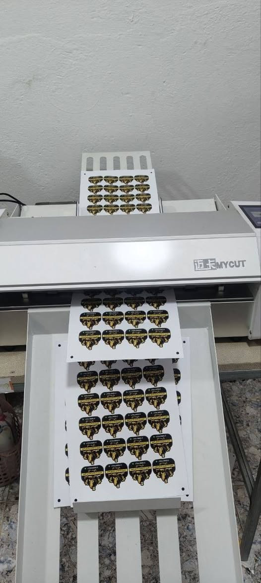 سلام عليكم طابعة ستيكرات للبيع وعملها بالفيديو
Epson WorkForce Pro WF-C5390

طابعه غنيه التعريف ومواصفاتها راقيه

 Epson WorkForce Pro WF-C5390
 

أبرز مميزاتها: 
حجم الورق: A4
تقنية الطباعة: تعتمد على تقنية PrecisionCore Heat-Free، الي  استهلاكها منخفض للطاقة ولا تحتاج تأخير  قبل بدء الطباعة تكدر بسرعه تشغلها وتبدي تطبع .
السرعة: تصل سرعة الطباعة إلى 34 صفحة في الدقيقة (وضع المسودة) أو 25 صفحة في الدقيقة (معيار ISO) للألوان والأسود. كما تبلغ سرعة خروج أول صفحة حوالي 4.8 ثانية للأسود و5.3 ثانية للألوان.
الطباعة المزدوجة: تدعم الطباعة التلقائية على الوجهين (Duplex) لتوفير الورق.
نظام الحبر: تستخدم نظام حزمة الحبر القابل للاستبدال (RIPS)، حيث يمكن لحزم الحبر طباعة ما يصل إلى 10,000 صفحة للأسود و5,000 صفحة للملون قبل تبديل الحبر.
سعة الورق: تحتوي على درج ورق قياسي بسعة 250 ورقة وفتحة تغذية خلفية بسعة 80 ورقة، وأمكانية إضافة أدراج اختيارية حسب ارادتك لحد السعة الإجمالية إلى 1,830 ورقة.
الاتصال: تدعم خيارات متعددة تشمل Wi-Fi، Wi-Fi Direct، Ethernet (Gigabit LAN)، وUSB 2.0، بالإضافه  الى الطباعة من الأجهزة المحمولة عبر Apple AirPrint وMopria.
الشاشة: مزودة بشاشة ملونة مقاس 2.4 بوصة (6.1 سم) لتسهيل الإعداد والتحكم. 
للاستفسار:  ***********

موجود واتساب ايضاً
