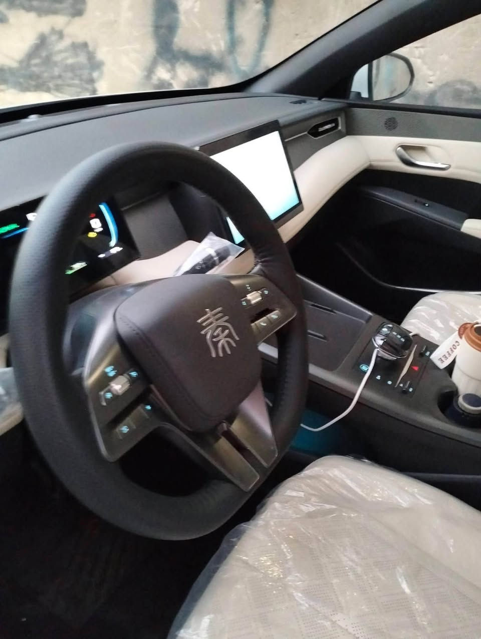 تحيه طيبه 
BYD جن بلص  داخل ابيض 
الوجبه الأولى  
٢٠٢٥
نضافة زيرو 
مواصفات معروفه مالتها داخل جلد ابيض 
ماشيه ١٨ الف بنزين 
٢٠ الف كهرباء 
 
كفاله عامه 
عليها تضليل جام عاكس للشمس مع أرضيات رزلاين اصلي 

سعرها  ١٨ مليون قفل قفل 
   وماكو هيج سعر لوحات بغداد عليها والسياره جاهزه بدون اي صرف إضافي 

مكاني بغداد 📍
***********
بيع فقط
