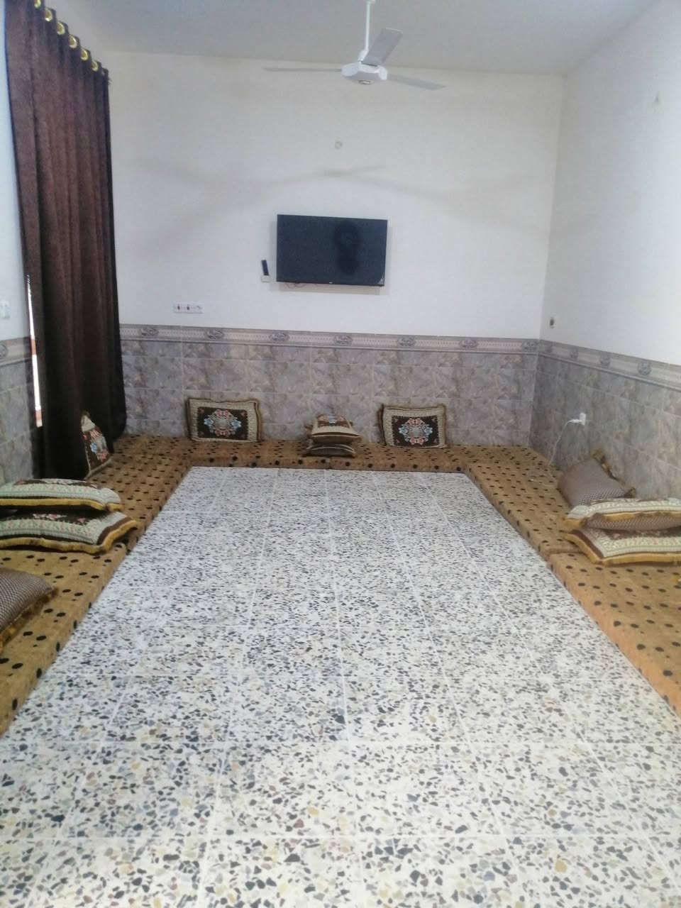 بيت للبيع في الفلوجه حي الشهداء بل٢٢ المساحه ٢٥٠ بناء طابوق حديث يحتوي على ٢غرف مع ستقبال ومطبخ وصاله وصحيات داخليه وخارجيه ارضيه كاشي شارع 10 السعر ١٤٠ مليون وبي مجال بسيط للاستفسار مراجعة مكتب القمه للعقار او الاتصال على الأرقام التاليه *********** ***********
