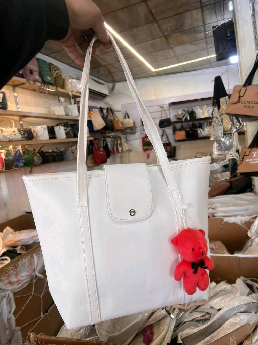 لدينا مجموعة من الجنط الأنيقة والمتنوعة لتلبية احتياجاتك اليومية. تتضمن المجموعة جنطة بيضاء ناصعة مع ميدالية دب أحمر، وجنطة بنقشة مربعات بالأبيض والأسود، وأخرى بنقشة مربعات بالنغمات البنية. كل جنطة تأتي بأناقة فريدة وتصميم عملي، مثالية للاستخدام اليومي أو المناسبات الخاصة.