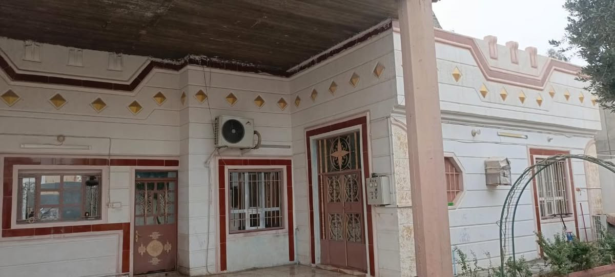 .                     ⚜️دار للبيع ⚜️

🔰المكان / قرب مستشفى الولادة 

🔰المساحة / ٥٨٠ م

🟢الواجهة / ١٧ م

🔰النزال / ٣٤ م

🔺زنجيل على شارعين 🔺

🔰الشارع / ١٢ م

🚩من الخلف / على الكورنيش🚩 

🔰بناء نضيف سنه /٢٠٠٧

✅محسوب قطعه أرض 

🟣السعر / ١  مليون للمتر 💰

هـ / *********** ☎️

للأستفسار- الخالد للعقار - الرمادي -شارع المحكمة العام
