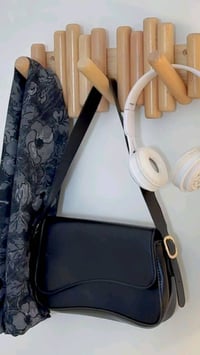 للبيع تعلاكة خشبية عملية بتصميم جذاب، مثالية لتعليق الحقائب أو السماعا...