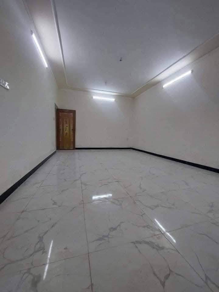 سلام عليكم دار مسلح للبيع مساحة ١٦٢،٥ متر واجهه ١٠وربع متر   (للبيع كامل او قطع ١٠٠ متر واجهه ٦ متر ) طابوصرف  يحتوي على كراج وصاله ومطبخ  فوك وجوه ومنور وخدمات ويحتوي على (سبعة غرف نوم) وسطح موقع ممتاز وشارع عريض  سند مستقل والدار فارغ وماكو مقابيله بيوت  بسعر الأرض العنوان بغداد منطقة القاهره خلف تانكي الماء قرب متوسطة الفتوه للاستفسار رقم ***********
