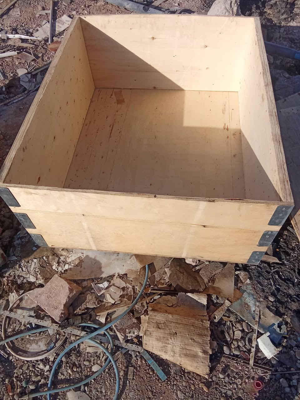 عدي من هاي الصناديك فارقة ونظيفة للبيع سعر الواحد 4تالاف ***********العنوان بغداد
