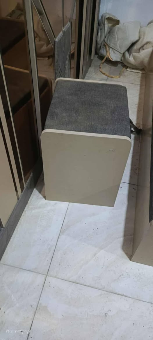 غرفة أخشاب تركي 8 قطع كلش نظيفة استعمال قليل
كنتور ستة بيبان 
جرباية مخزن 4 قطع (جرارات الجوانب مع شازلون)
ميز مراية
كومدي
كرسي
السعر ٨٠٠ و بيها مجال
العنوان الكوفة براكية
‏‪***********‬‏
