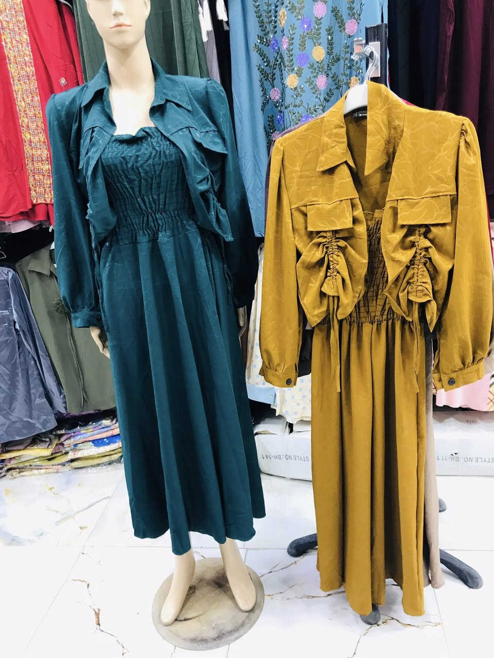 طقم فستان قطعتين (فستان + سترة) قمة الأناقة! ✨👗
​موديل عصري ومميز جداً، مناسب للطلعات والمناسبات.
​🎨 الألوان المتوفرة:
(ماروني - خردلي - نيلي/زيتي - جوزي - باذنجاني).
​📏 القياسات:
متوفرة من 38 إلى 44.
​📍 العنوان:
المسيب - السوق الكبير - سوق محلات الذهب - مقابل محل "أبو فاطمة للفرفوري".


**إذا كنت صاحب هذا الإعلان وتريد حذفه لأي سبب، رجاءا أرسل رسالة إلى الدعم الفني**