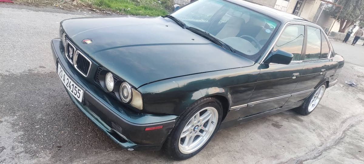 سلامو عليكم BMW بۆ فرۆشتن مودیل 91 ڕەقەم سلیمانیە بەناو خۆمە تحویل وەکالە تەبریت تەدفیە بەشەرت سلایتە سەقف مۆسە گێرو مەکینە بەشەت مەکینە 28 صقڕ گێڕ عادیە یەک جەمبی هەیە لای سەکن ویلەکانی 18ی M سایزە زور توندوو توڵە بێ کێشەیە پانکەی کردوومەتە کارەبای سەنەوی دوو مانگە بەسەر چوە شوێن  پردێ نرخی 45 مەجالی کەم ژ ***********   ***********
