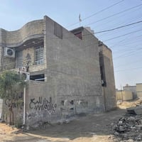 بيت للبيع المساحة ١٠٠ متر طابقين ونص طابوك ودرج صب يحتوي البيت على ٤ غ...