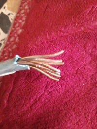 ورحمه الله وبركاته كيبل حجم 15متر نوع ثقيل وبحاله ممتازه سنكل فيز خطين...
