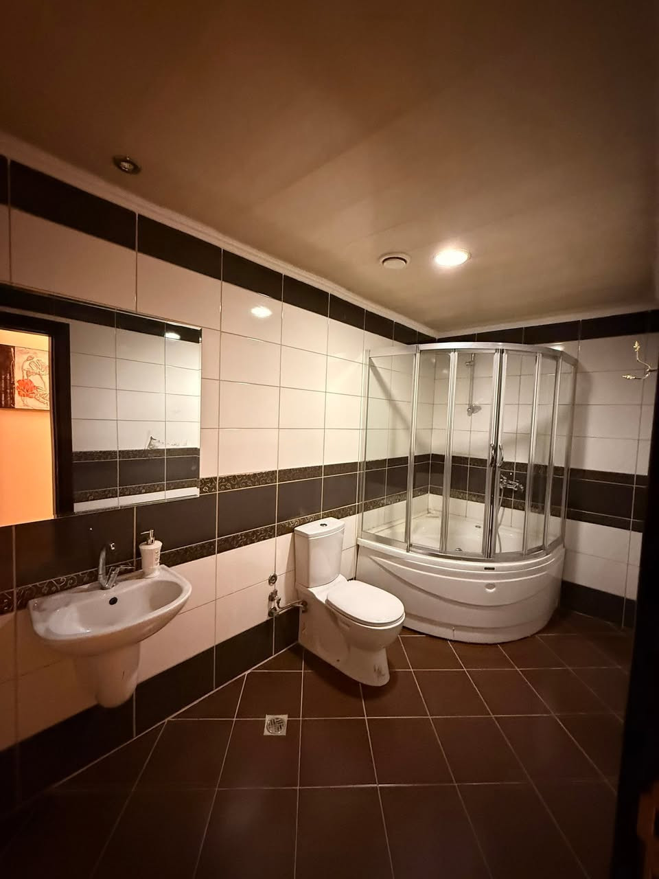 شقة دوبلكس مع اثاث للبيع في افروستي
تفاصيل الشقة:
:- عمارة B34
:طابق 7-8
:-مساحة 374
:-غورفة نوم 5
:- حمام 4
***********
